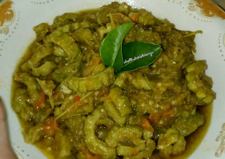 Bumbu Menyiapkan Pare Goreng Sambal Ijo yang Lezat