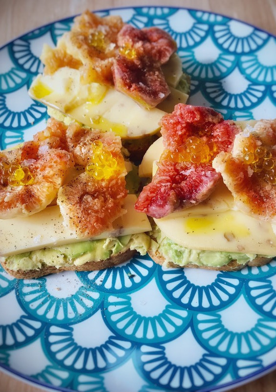 Una foto de Tostada salada de higos