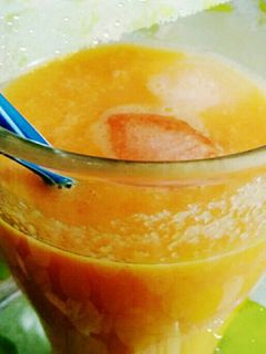 Una foto de Batido de melocotón, naranja, limón y zanahoria
