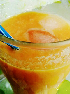 Una foto de Batido de melocotón, naranja, limón y zanahoria