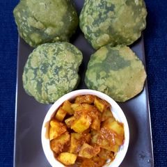A picture of Masala palak poori served with aloo sabzi.