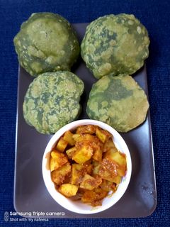 A picture of Masala palak poori served with aloo sabzi.