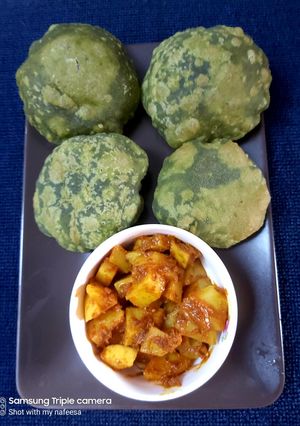 A picture of Masala palak poori served with aloo sabzi.