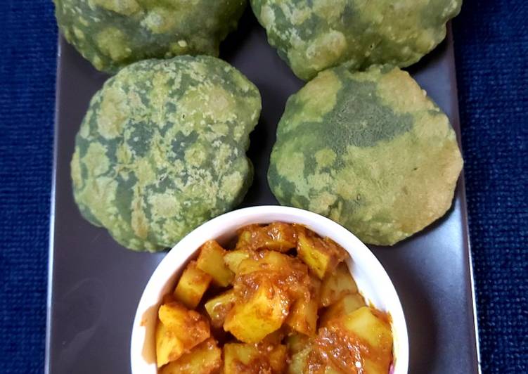Masala palak poori served with aloo sabzi