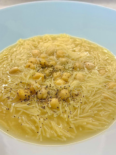 Una foto de Sopa de cocido madrileño con garbanzos, comino y hierbabuena