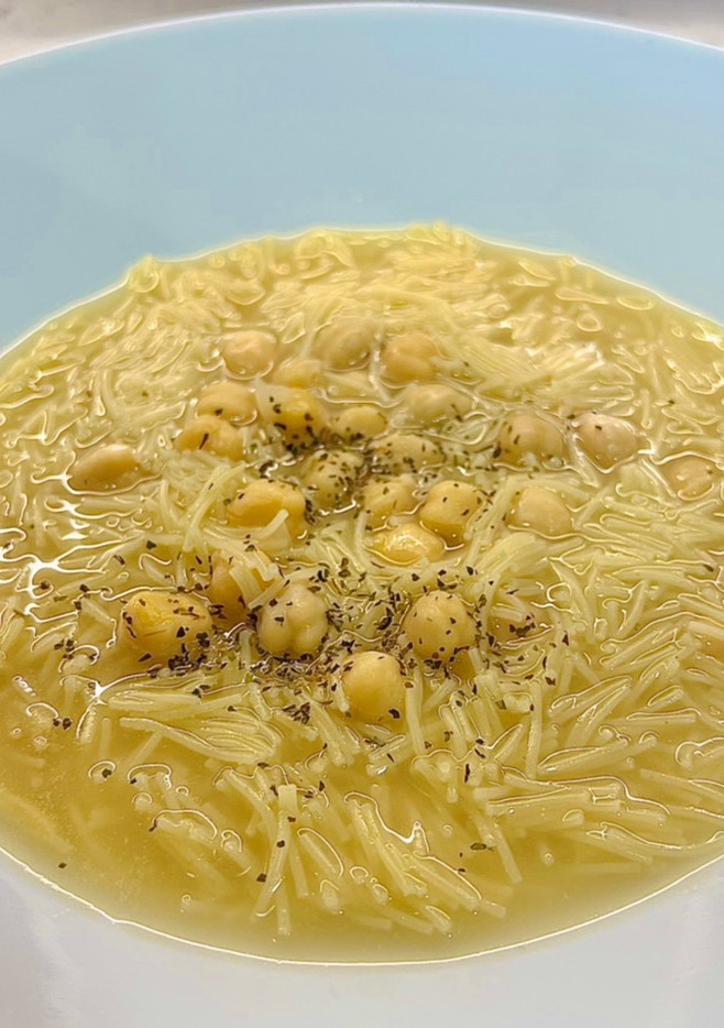 Una foto de Sopa de cocido madrileño con garbanzos, comino y hierbabuena
