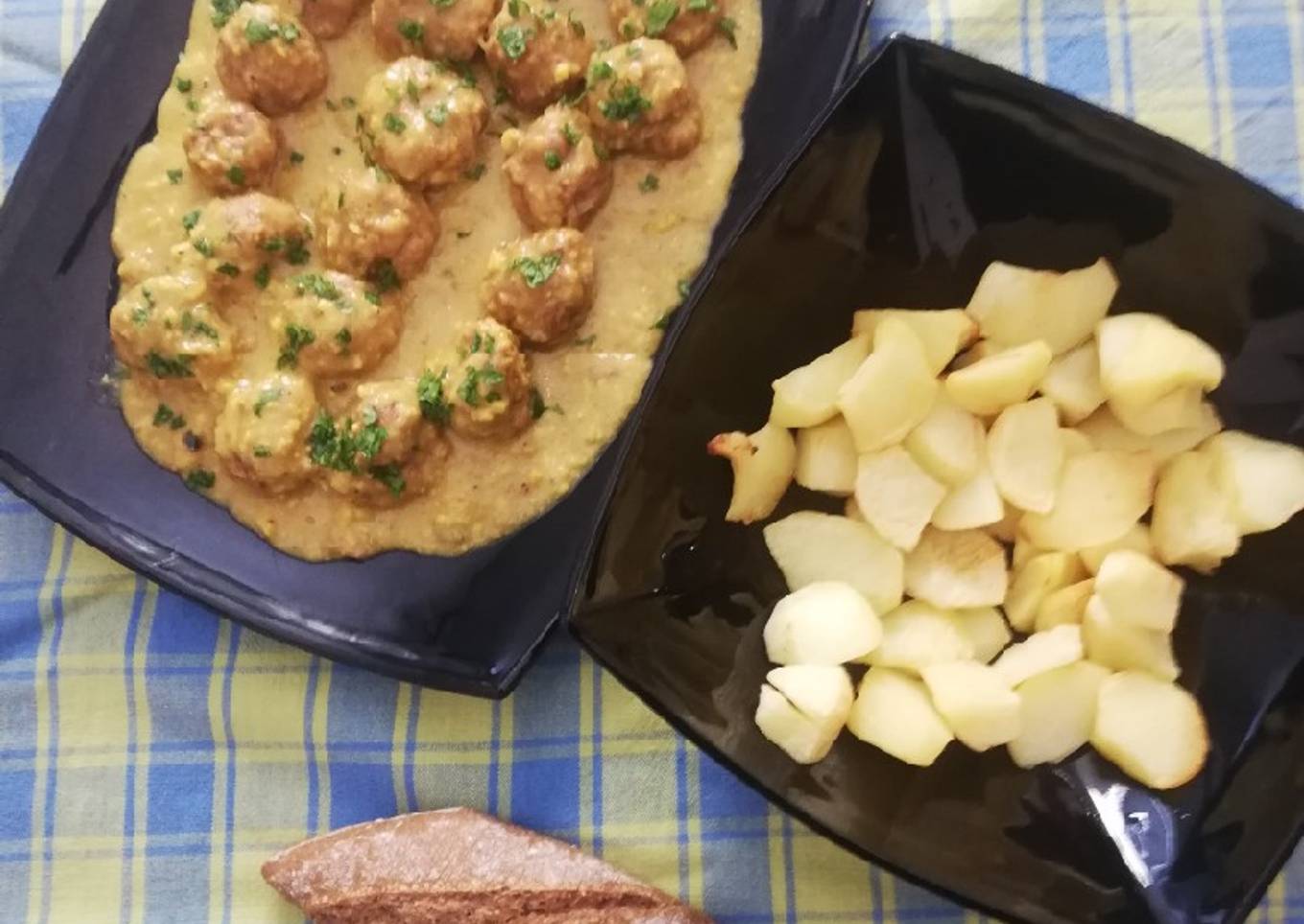 Albóndigas en salsa de almendras