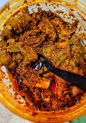 चटपटा आम का अचार (chatpata aam ka achar recipe in Hindi) रेसिपी मुख्य फोटो