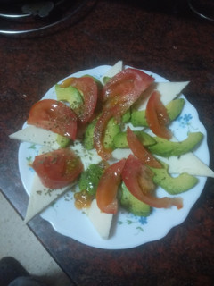 Una foto de Ensalada caprese estilo canario express