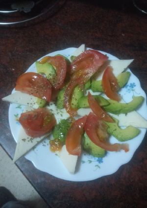 Una foto de Ensalada caprese estilo canario express