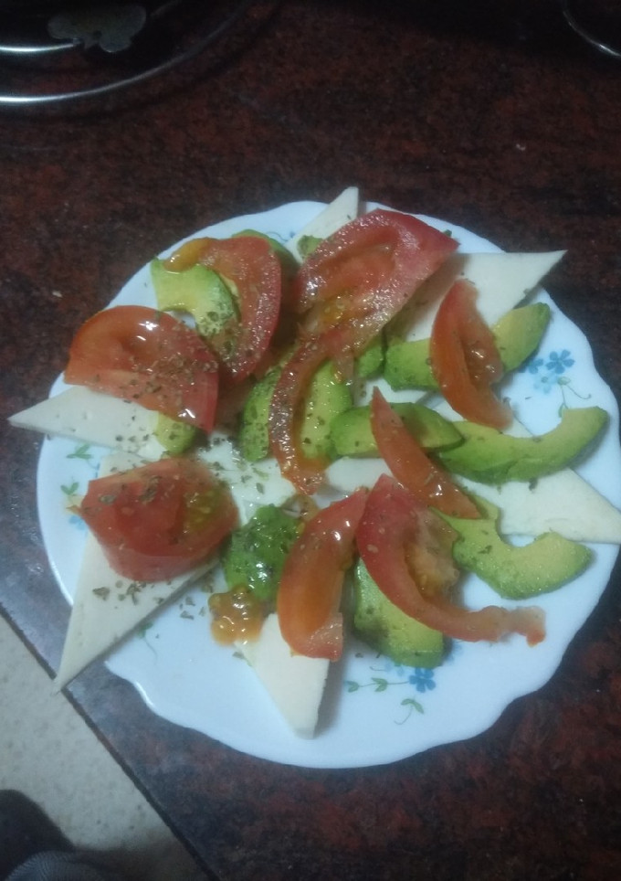 Una foto de Ensalada caprese estilo canario express