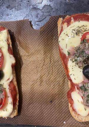 Une photo de Une pizza sur baguette