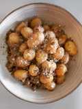 Patatas en salsa de carne picada y ceps