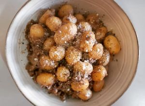 Una foto de Patatas en salsa de carne picada y ceps