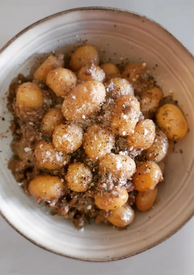 Una foto de Patatas en salsa de carne picada y ceps