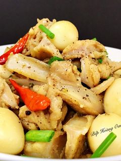 Hình của món Sụn Gà Kho Trứng Cút.