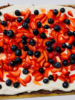 Una foto de Brownie con frutos rojos🍓 🫐