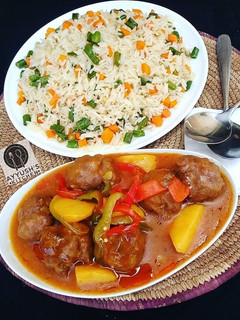 Shinkafa mai kayan lambu da miyar dankali da nama ainihin hoton girkin