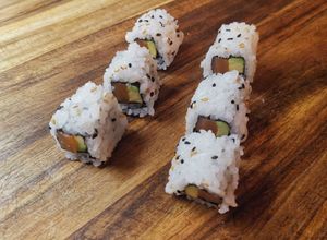 Une photo de Sushis (Maki - California) Truite-Avocat