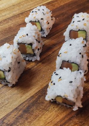Une photo de Sushis (Maki - California) Truite-Avocat