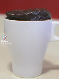 Una foto de Brownie en taza en microondas