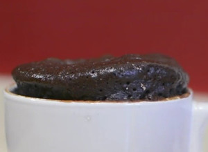 Una foto de Brownie en taza en microondas
