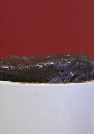 Una foto de Brownie en taza en microondas