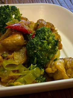 Una foto de Pollo con verduras
