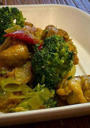 Una foto de Pollo con verduras