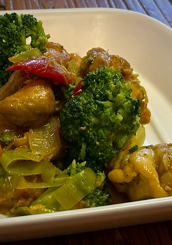 Una foto de Pollo con verduras