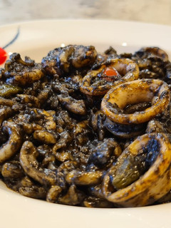 Una foto de Fideuá negra de chipirones y gambones