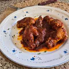 Una foto de Alitas de pollo en salsa de tomate
