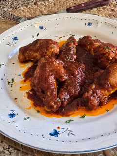 Una foto de Alitas de pollo en salsa de tomate