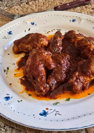 Una foto de Alitas de pollo en salsa de tomate