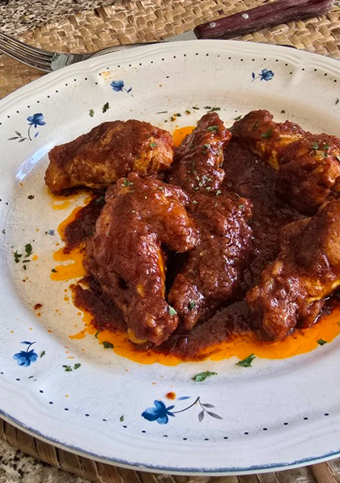 Una foto de Alitas de pollo en salsa de tomate