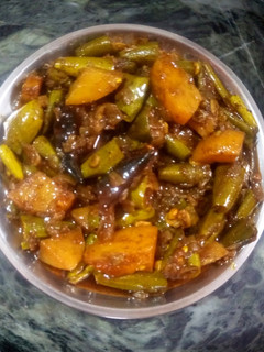 आलू परवल की सब्जी (aloo parwal ki sabzi recipe in Hindi) रेसिपी मुख्य फोटो