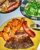 Asado, chori y boniatos al horno con ensalada