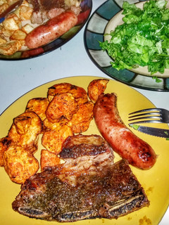Una foto de Asado, chori y boniatos al horno con ensalada