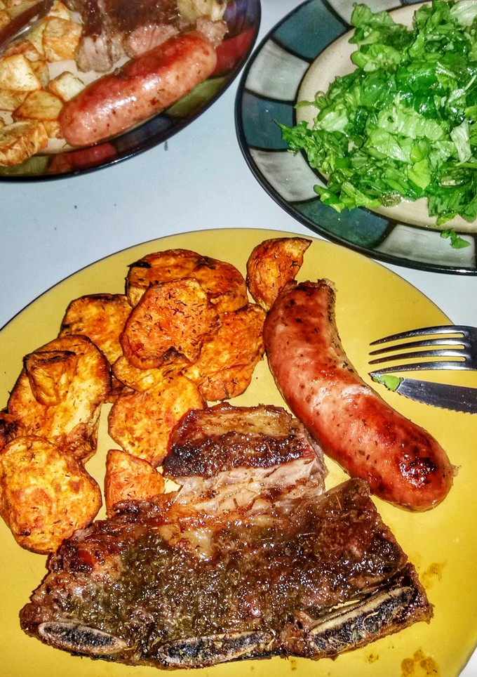 Una foto de Asado, chori y boniatos al horno con ensalada