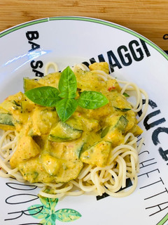 Tejszínes csirkemell cukkinivel, pak choi-al recept fotója