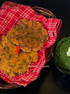 A picture of Sarson da Saag & Makki ki Roti.