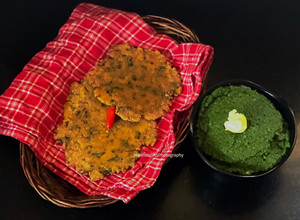 A picture of Sarson da Saag & Makki ki Roti.