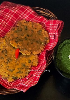 A picture of Sarson da Saag & Makki ki Roti.