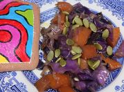 Una foto de repollo morado frito