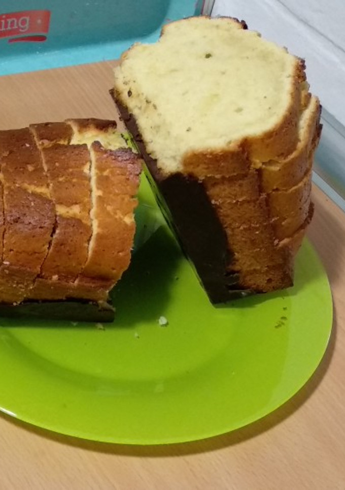 Una foto de Bizcocho de yogur de limón con base de chocolate