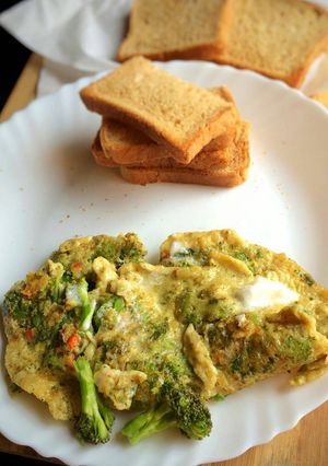 A picture of Broccoli,Dill and Feta Omelette with Toast.