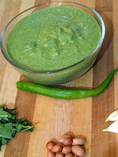 સીંગદાણા અને કોથમીરની ચટણી(Peanut coriander chutney recipe in Gujarati) રેસીપી મુખ્ય ફોટો