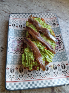 Una foto de Tostada de guacamole y anchoas