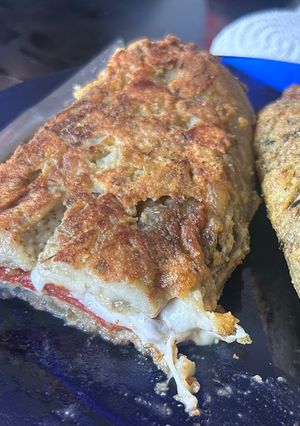 Una foto de San jacobo vegetariano de berenjena, tomate seco y mozzarella