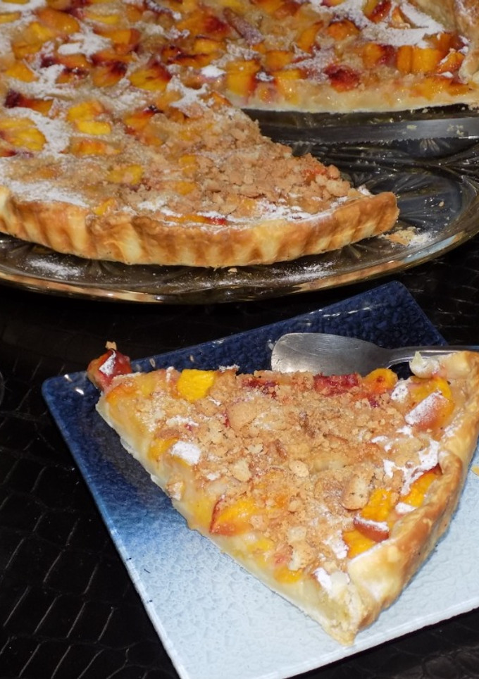 Una foto de Tarta de duraznos (con masa de pascualina)